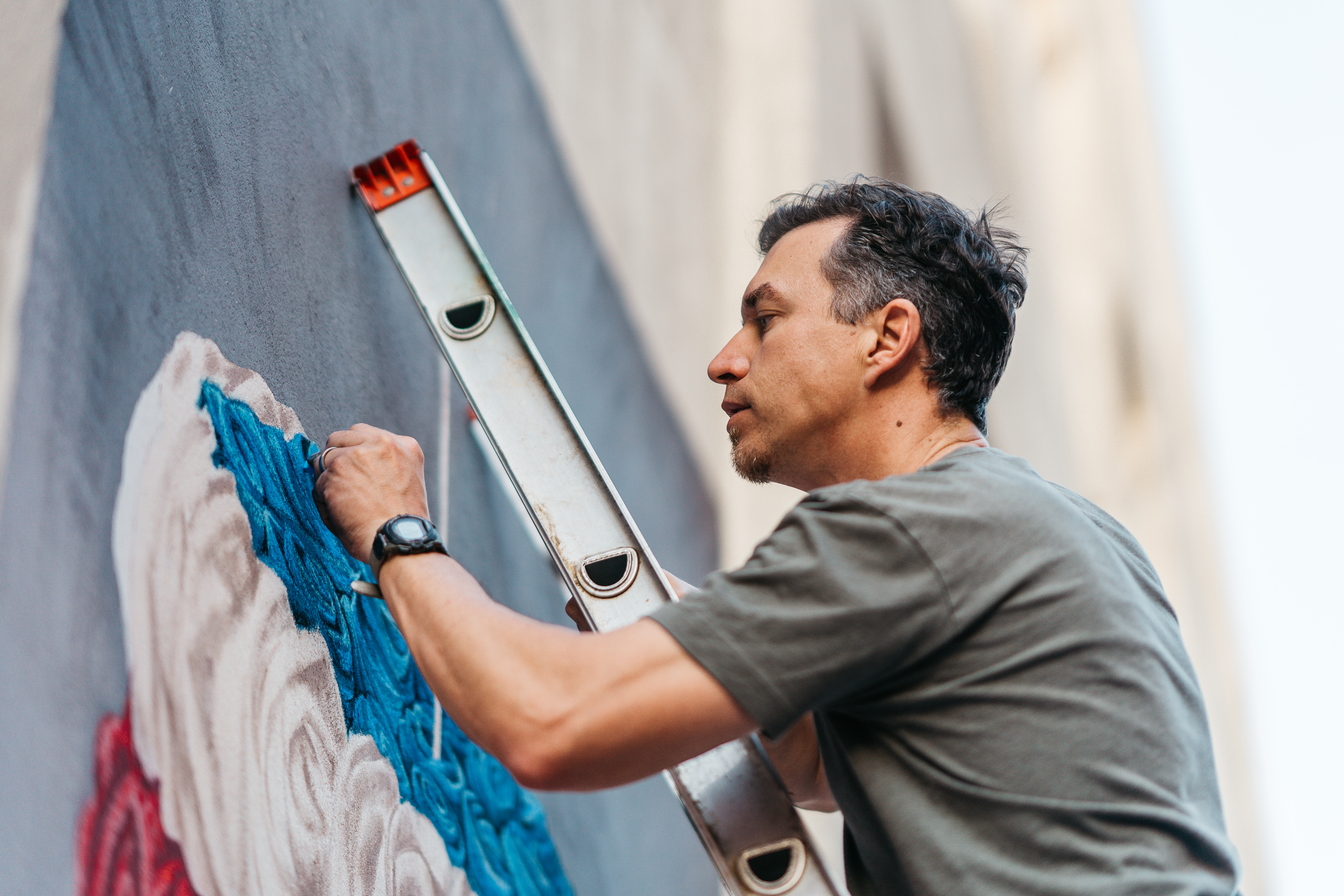 Artist Brad Settles creating a 2022 Chalk Waco mural in partnership with American Bank.